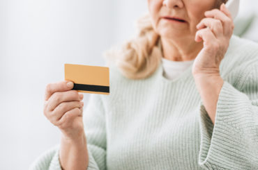 karta kredytowa starsza osoba